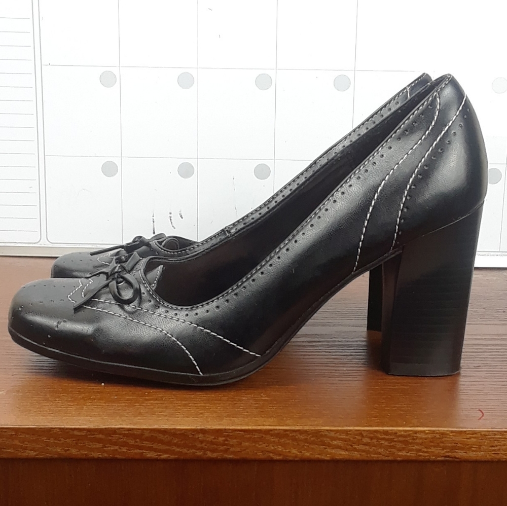 Highlights Heels Size 7W - Picture 2 of 5
